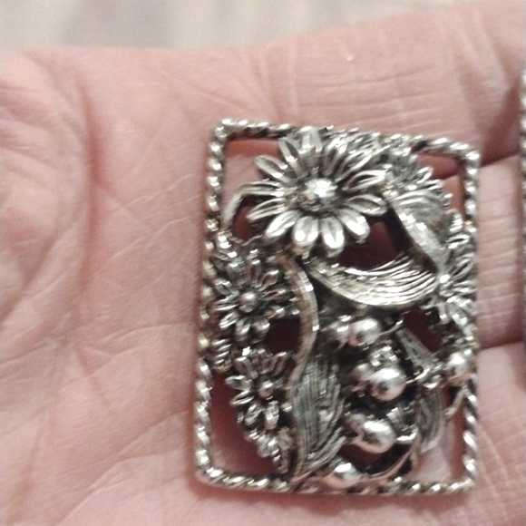 VINTAGE 60s SARAH COVENTRY SILVER-TONE LARGE SQUARE FLORAL CLIP-ON 1.3" EARRINGS - Picture 6 of 9